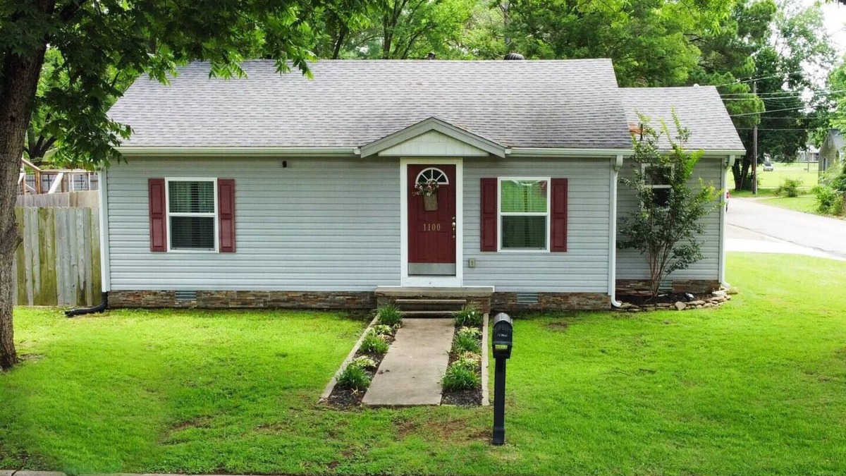 Russellville House | Charming 3-bedroom house with AC and WiFi in Russellville!