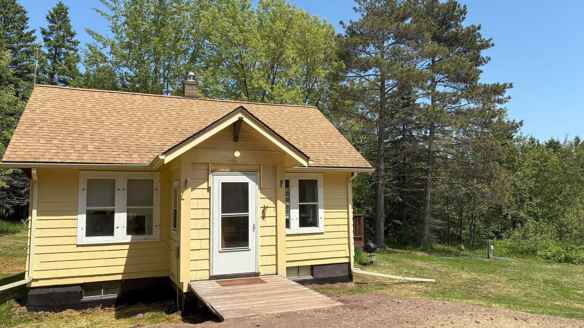 Two Harbors Cottage | Charming 3-bedroom cottage with Lake Superior access near Duluth with WiFi, AC