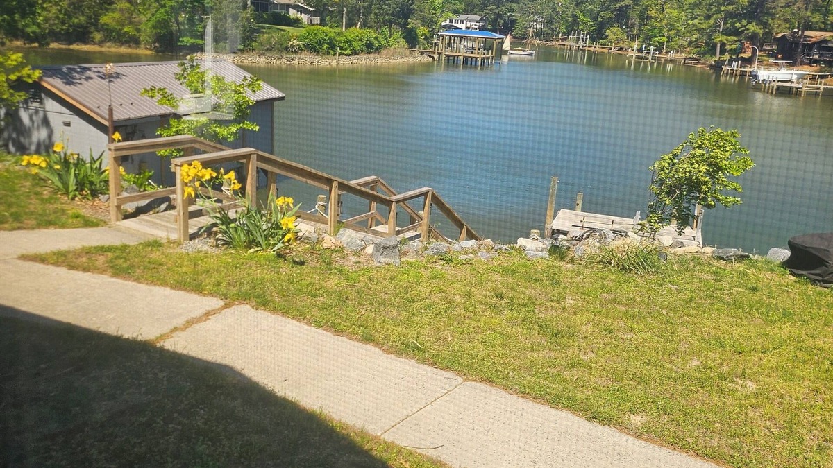 Mount Holly House | Charming 3-bedroom waterfront house in delightful Montross with WiFi, AC