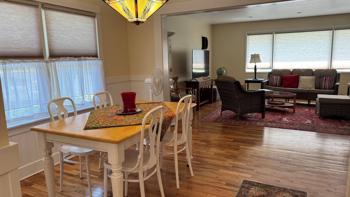 Dayton House | Charming 3 BR 2 Bath in historic Dayton: Discover Blue Mountains and More!