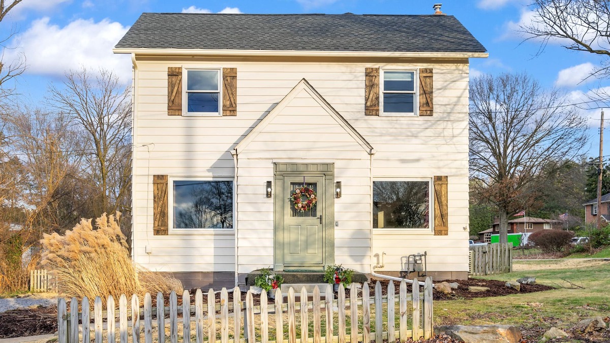 Zelienople House | Charming 3 BR in Small Town Zelienople w/Hot Tub