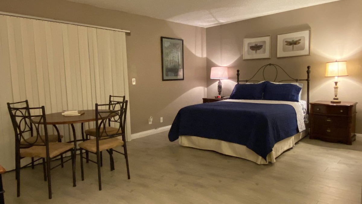 Paradise House | Charming 3 BRM 2 1/2 BA Townhouse Close to Airport