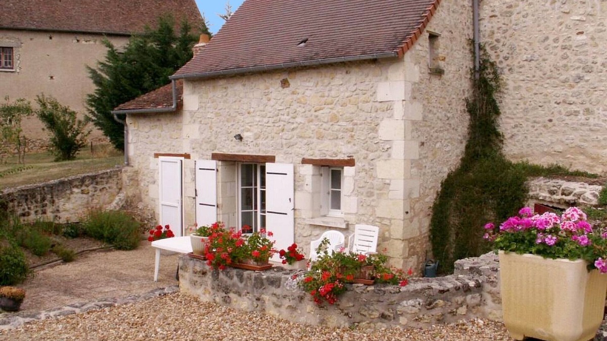 Saint-Epain Cottage | Charming 3-Level Cottage with Private Garden & Central Heating in Saint-Épain