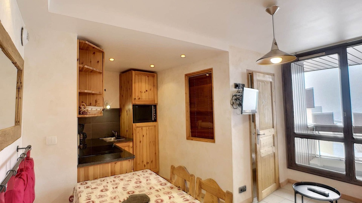 Reberty Apartment | Charming 3 Room Apartment for 6, South-Facing Balcony, Near Slopes – Les Menuires, France