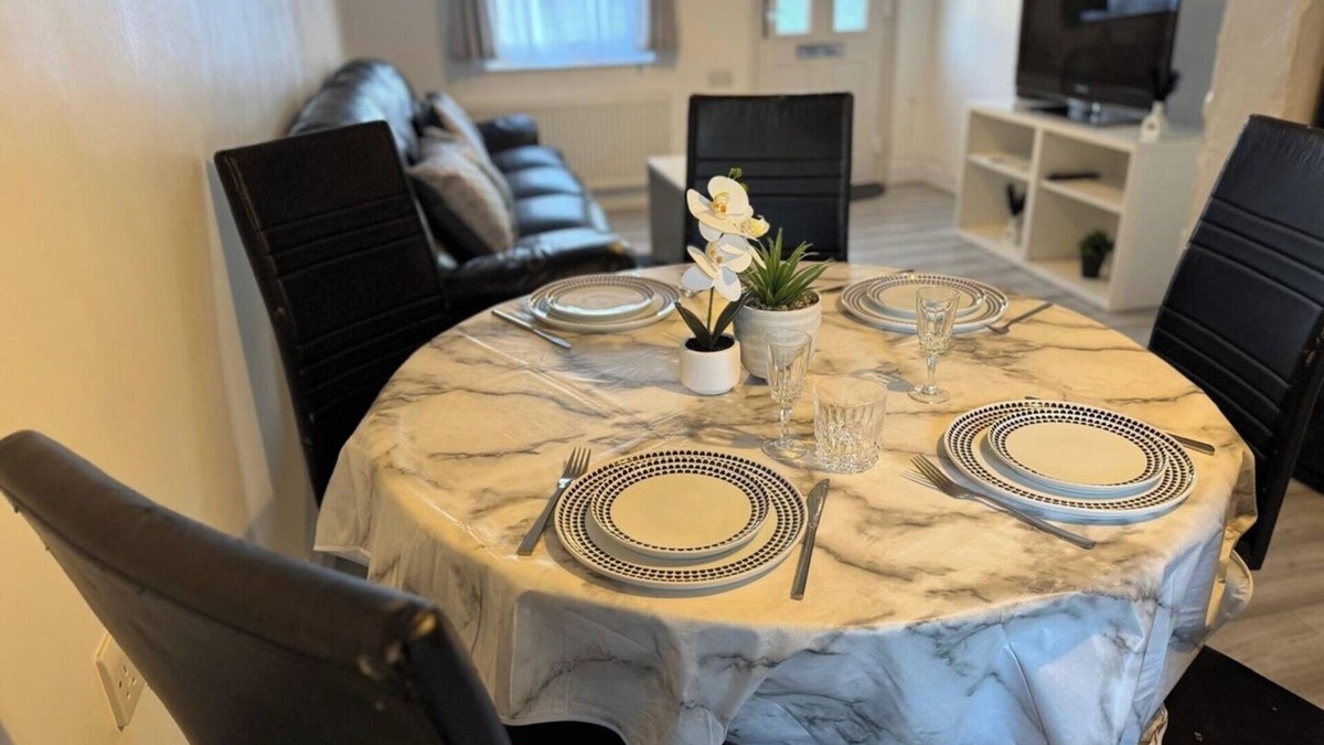 Belvedere House | Charming 3B Home in East London - Cozy and Central
