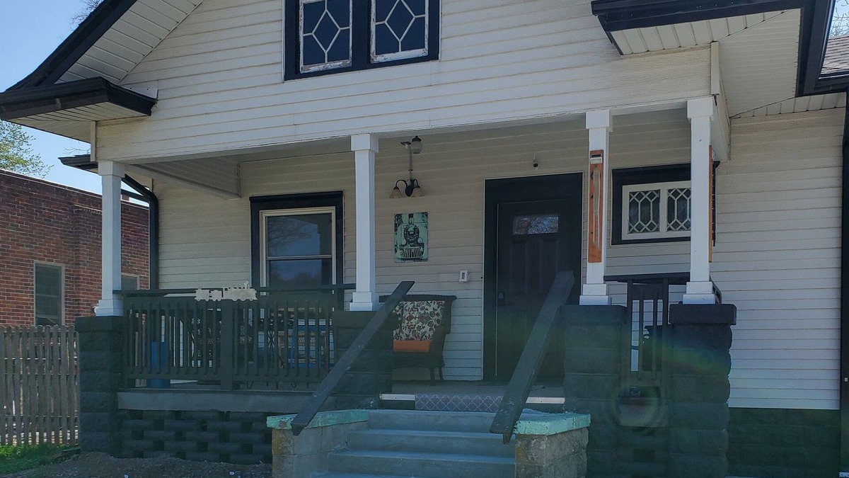 Lincoln Apartment | Charming 3bd w/front porch, back patio in fenced yard, walkable neighborhood