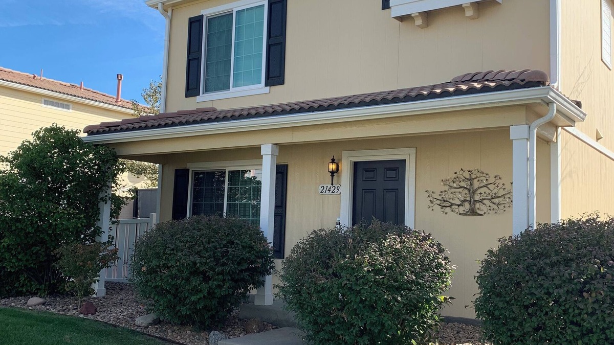 Green Valley Ranch House | Charming 3bed 2.5 bth, Cozy,close to DIA, 2 Car Garage, Great Back yard AC, WiFi