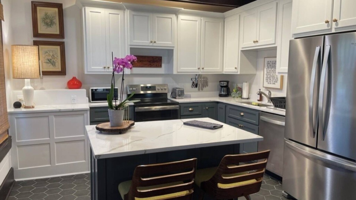 Sheffield House | Charming 3BR 2BA furnished pet-friendly house WiFi AC in downtown Sheffield AL