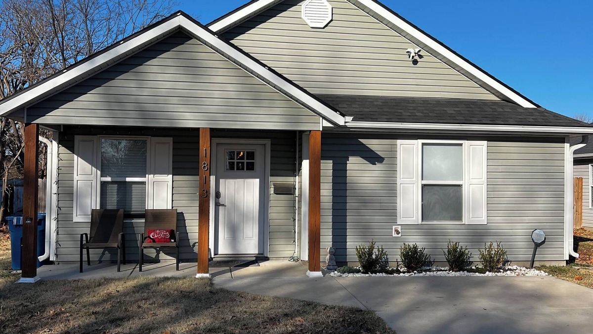 Joplin House | Charming 3BR/2Bath home with firepit, large fenced yard, pet friendly.