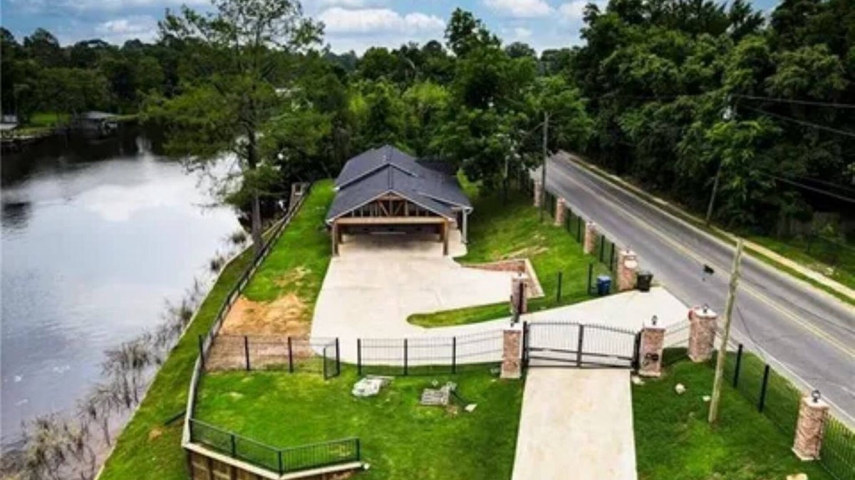 Natchitoches House | Charming 3BR Cane River Home in Natchitoches. Historic Charm and Modern Comfort!