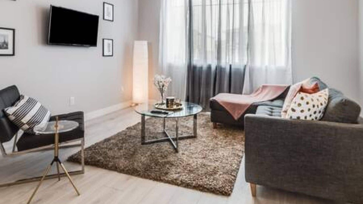 Chestermere House | Charming 3BR Getaway | A/C | 15m to YYC/Hwy