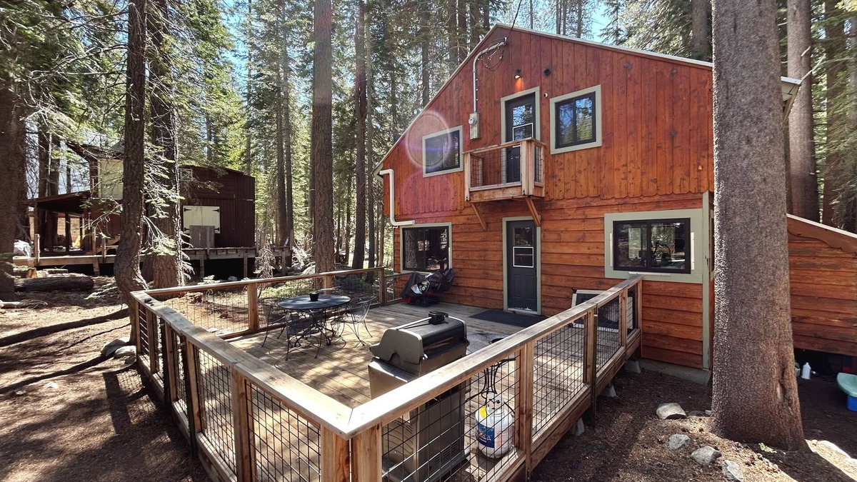 Pla-Vada Woodlands Cabin | Charming 3BR Getaway/10 min to Donner Lake/BBQ/Hikes/Board Games/Fireplace