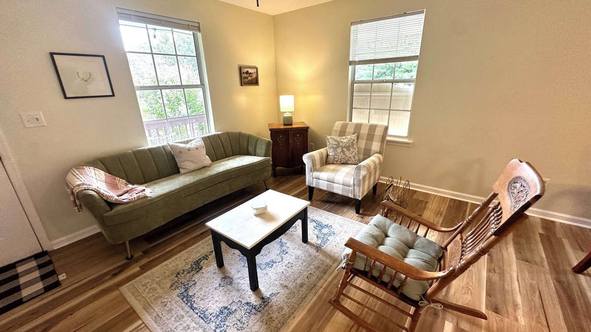 Rochelle House | Charming 3BR Home on 2 acres, Family & pet friendly. With Porch, Fire Pit, Deck