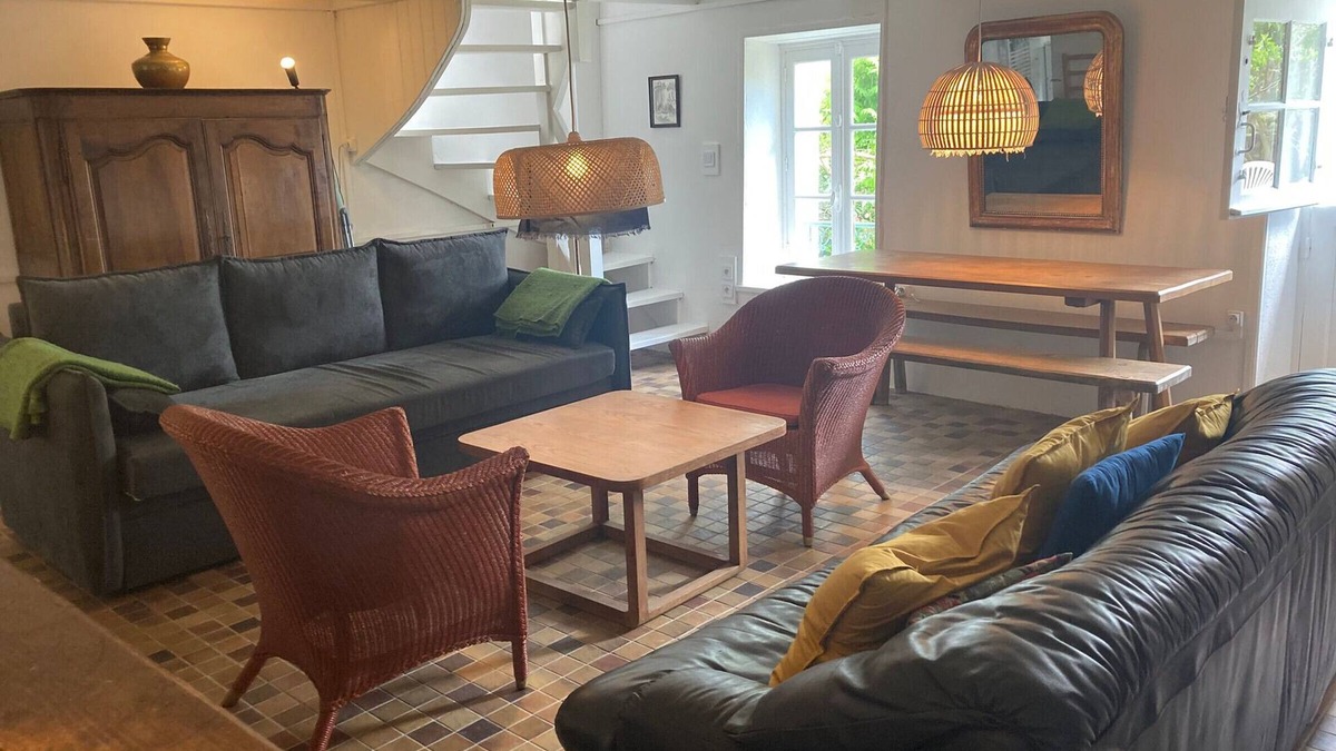 Locmaria House | Charming 3BR House with Garden near Beach – Sleeps 6, Pet-Friendly, WiFi, BBQ