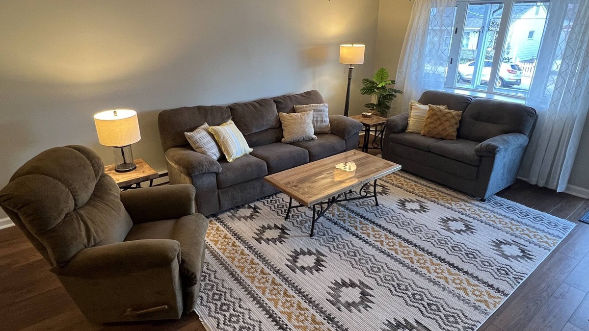 Minersville House | Charming 3BR Townhome; Fast Wi-Fi and Full Kitchen