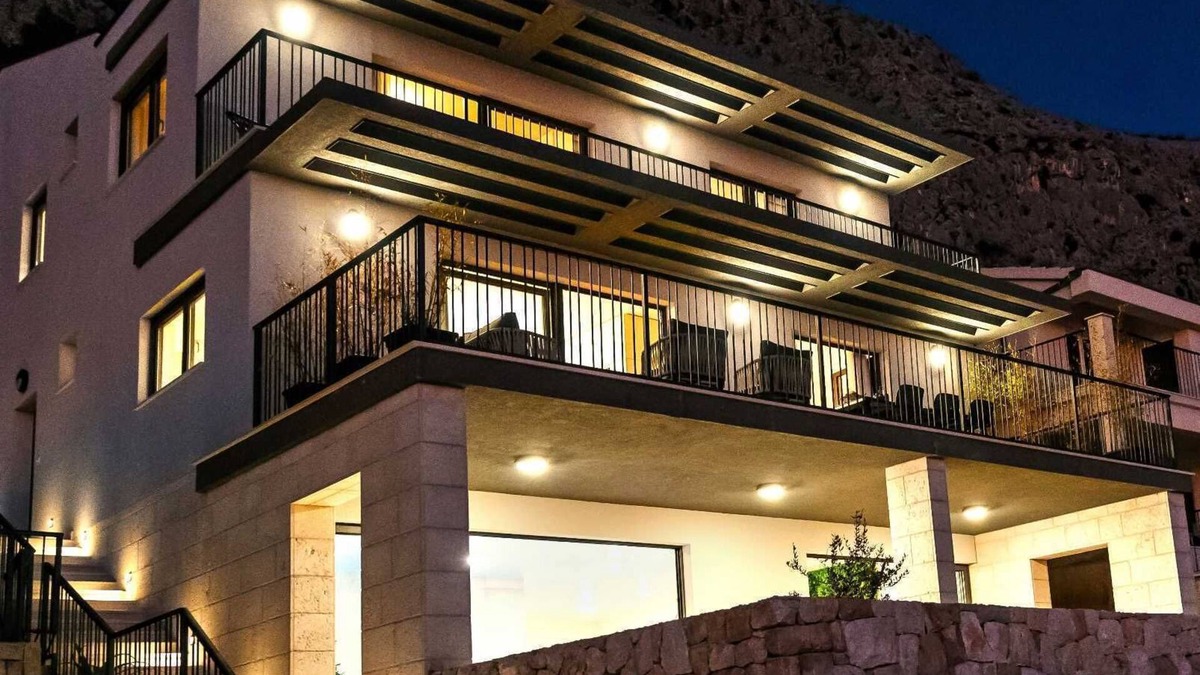 Borak Villa | Charming 3BR Villa for 6, With Heated Pool with Waterfall