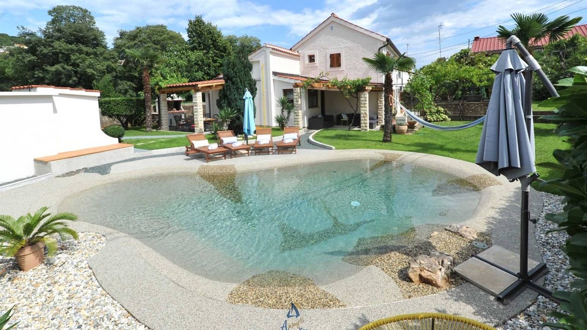Zurkovo Villa | Charming 3BR Villa for 6 with Pool near the Beach