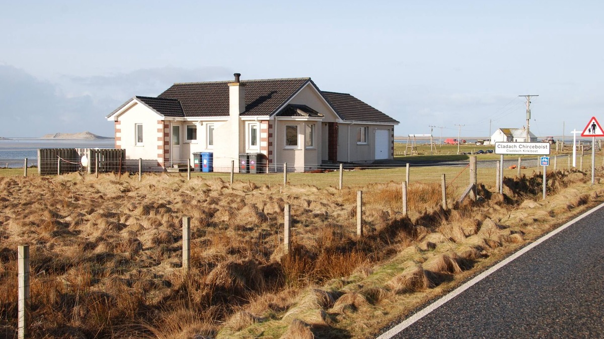 Baleshare House | Charming 4-bedroom bungalow with WiFi in serene Hebridean Isle of North Uist.