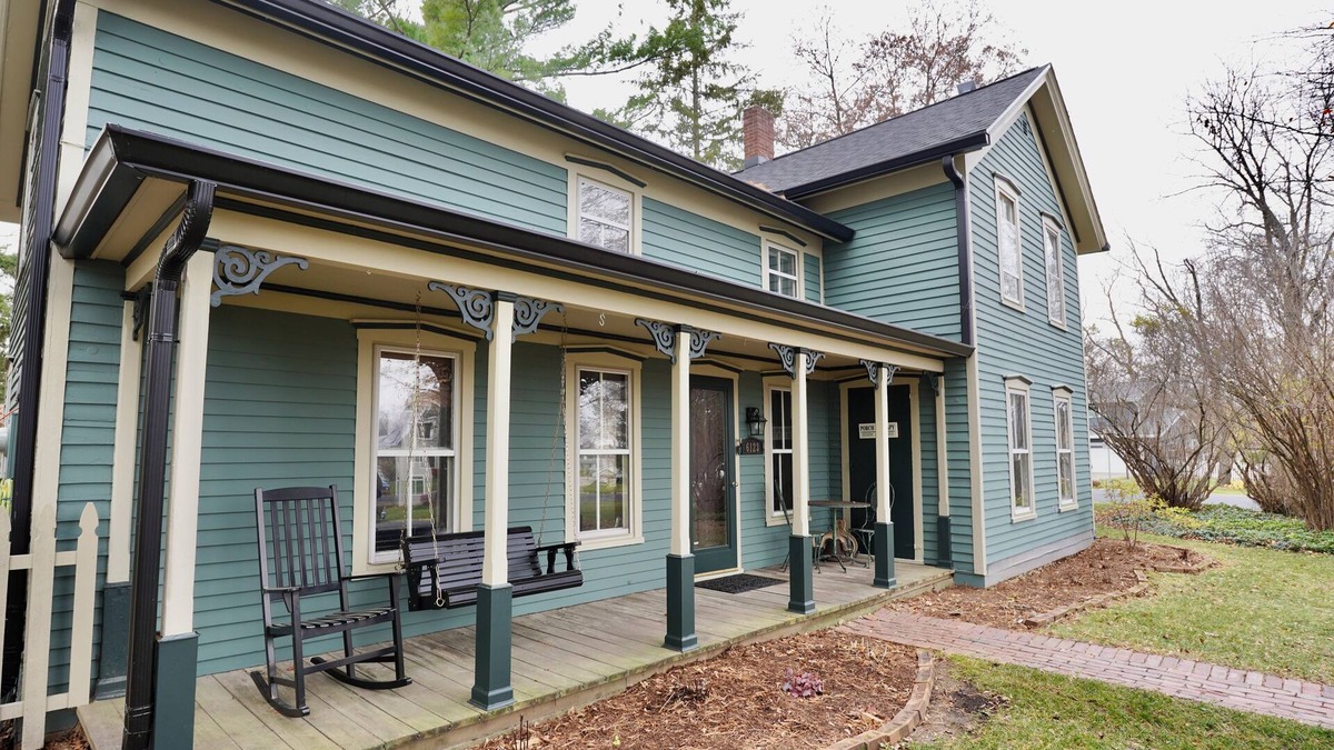 McFarland House | Charming 4 Bed, 2.5 Bath home minutes from Madison perfect for any occasion.