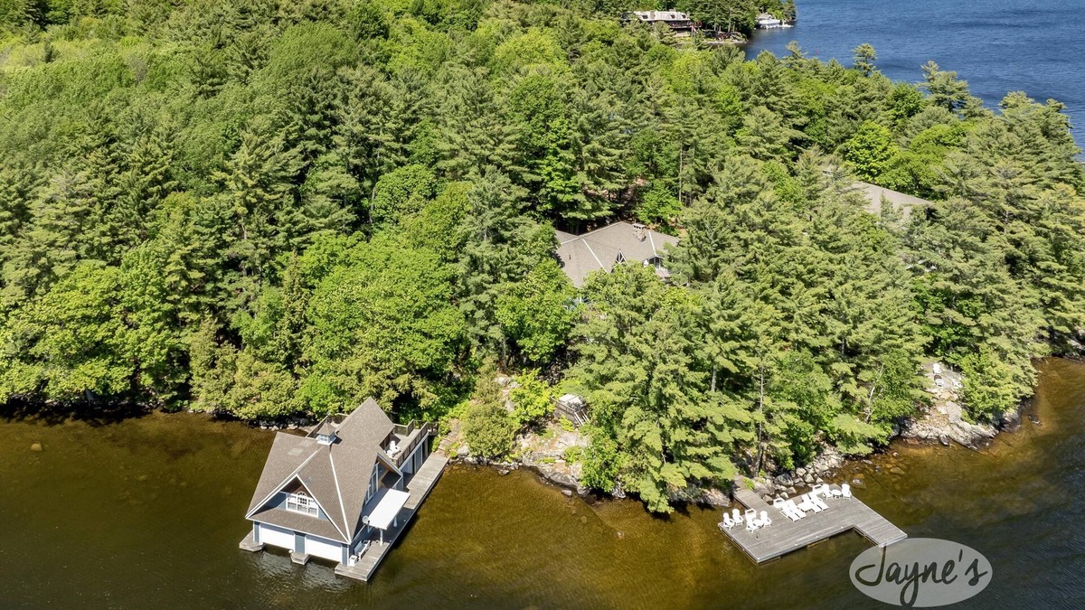 Minett Cottage | Charming 4 bed 4 bath cottage on Lake Rosseau with Boathouse! SW Exposure!