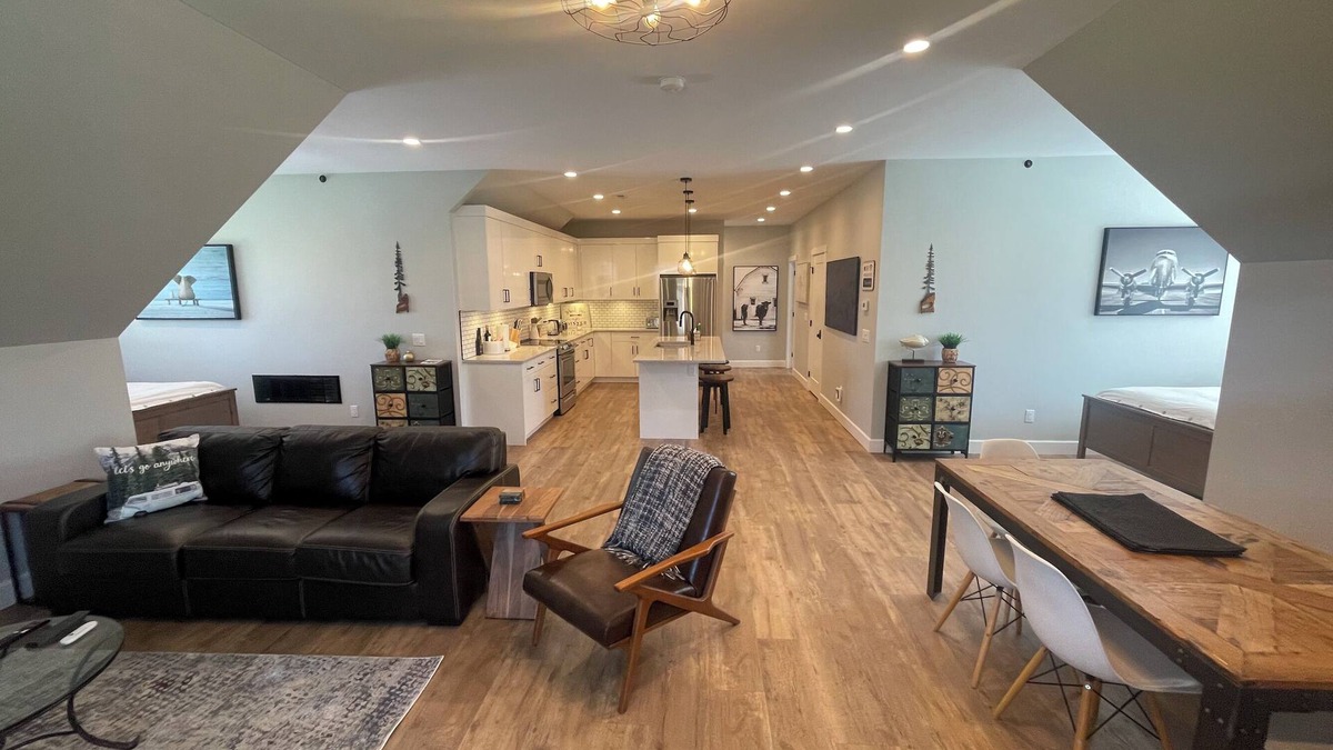 Langley Other | Charming 4-bed Farm Loft with AC, WiFi in South Langley Farm Country