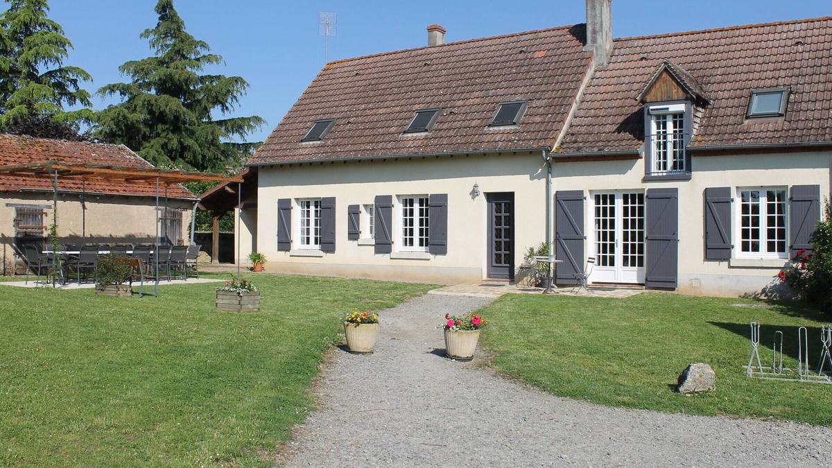 Sarzay Cottage | Charming 4-bed Cottage in Berry, Garden, Bikes, Near Historic Sites & River, Sleeps 12