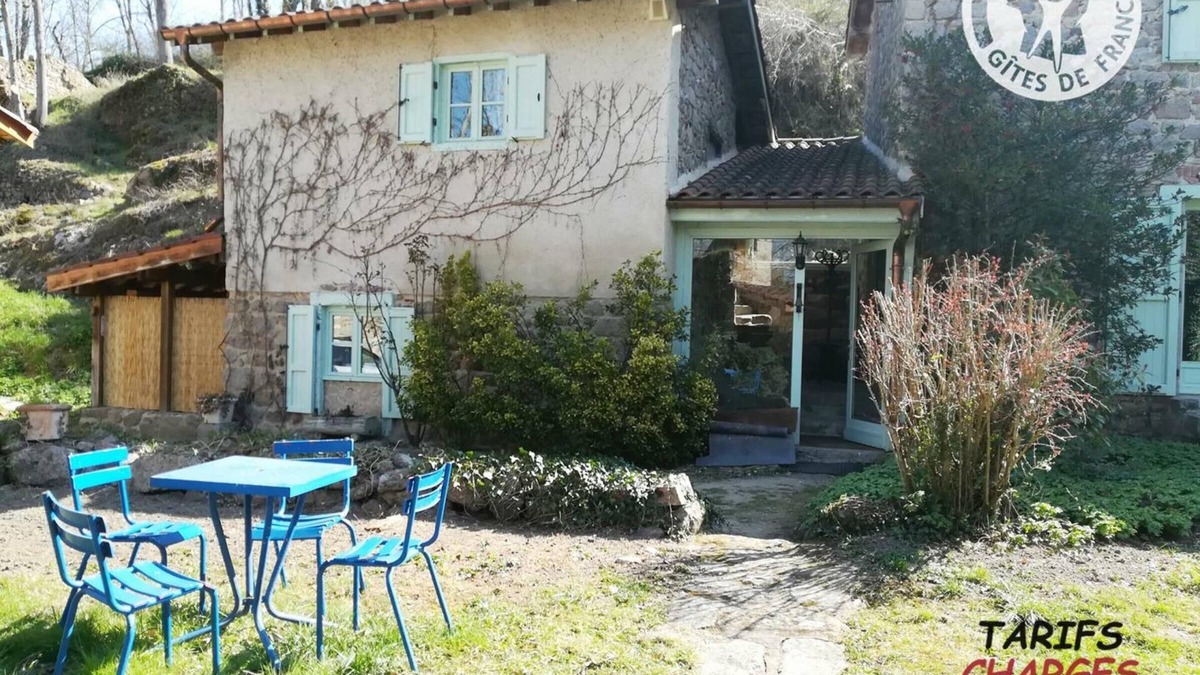 Salt-en-Donzy Cottage | Charming 4-Bed Gîte in Medieval Donzy with Garden, BBQ & Riverside Access