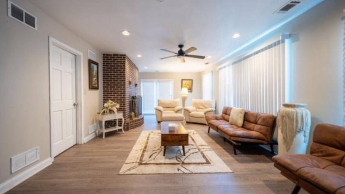 Chicago Ridge House | Charming 4-Bedroom Home Backyard 8 gusts with AC and WiFi in Chicago Ridge