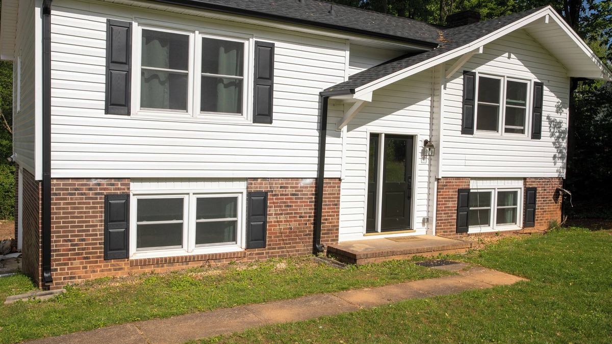 Kernersville House | Charming 4-bedroom house with AC and WiFi in Winston-Salem