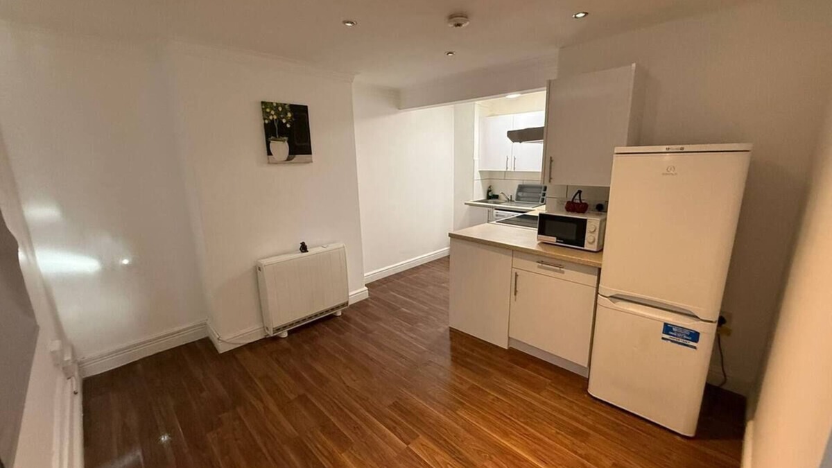 Coldharbour Apartment | Charming 4-bedroom apartment with AC in London BT7
