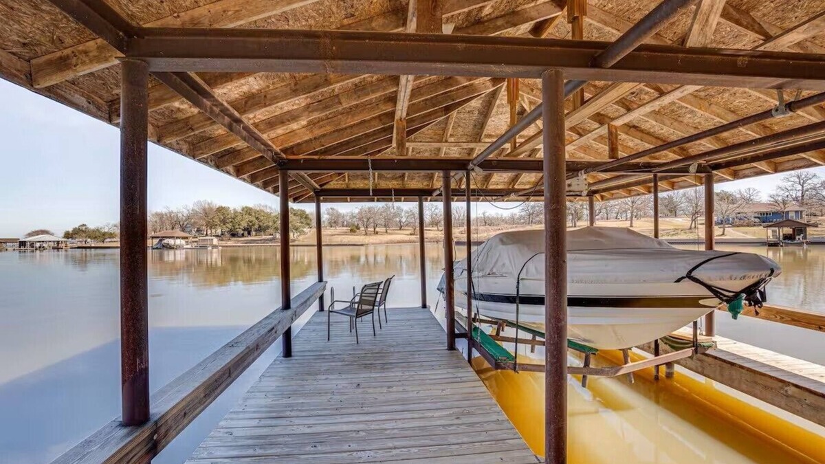 Streetman Cabin | Charming 4-bedroom cabin with WiFi, AC in tranquil Streetman