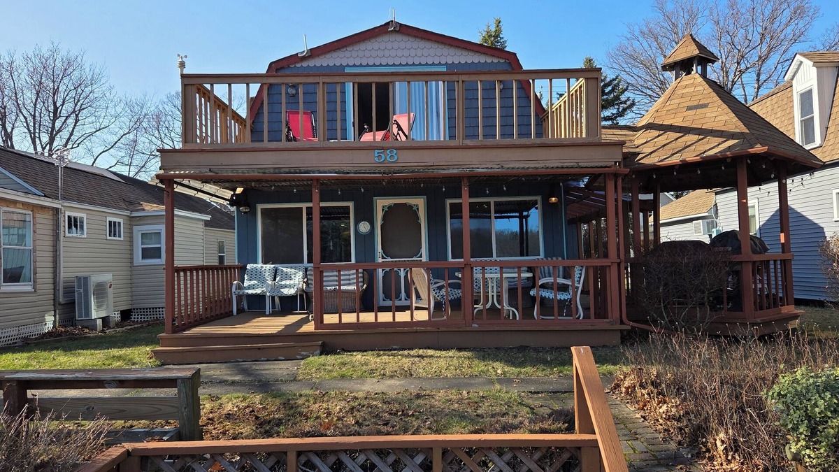 Niagara County Cottage | Charming 4-bedroom cottage on peaceful Sunset Island