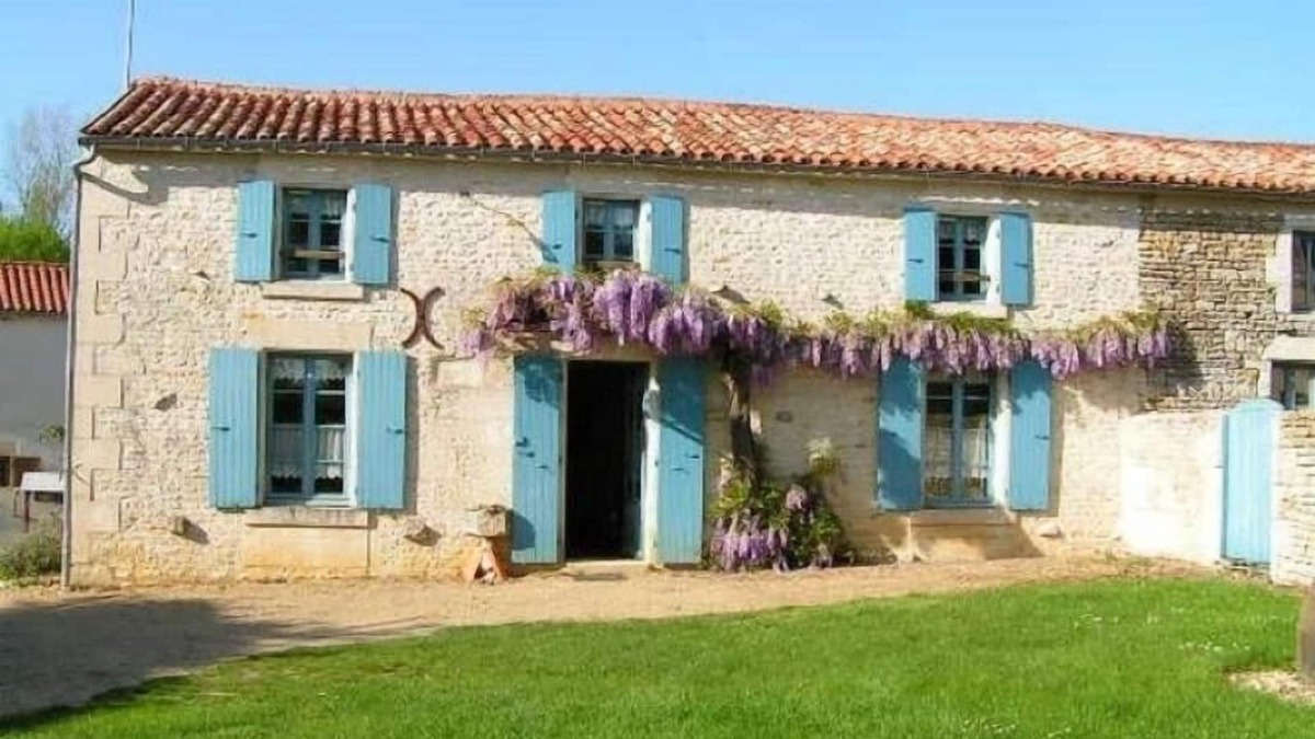 Benet Cottage | Charming 4-Bedroom Cottage with Garden, Ping-Pong, and Boat in Marais Poitevin