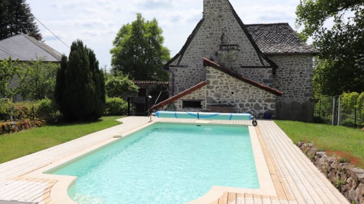 Omps Cottage | Charming 4-bedroom Cottage with Heated Pool, Sauna, and Garden in Scenic Cantal