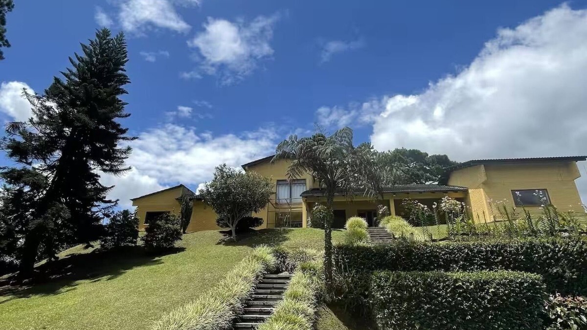 Calima House | Charming 4-bedroom country house in Lago Calima with WiFi and lake view