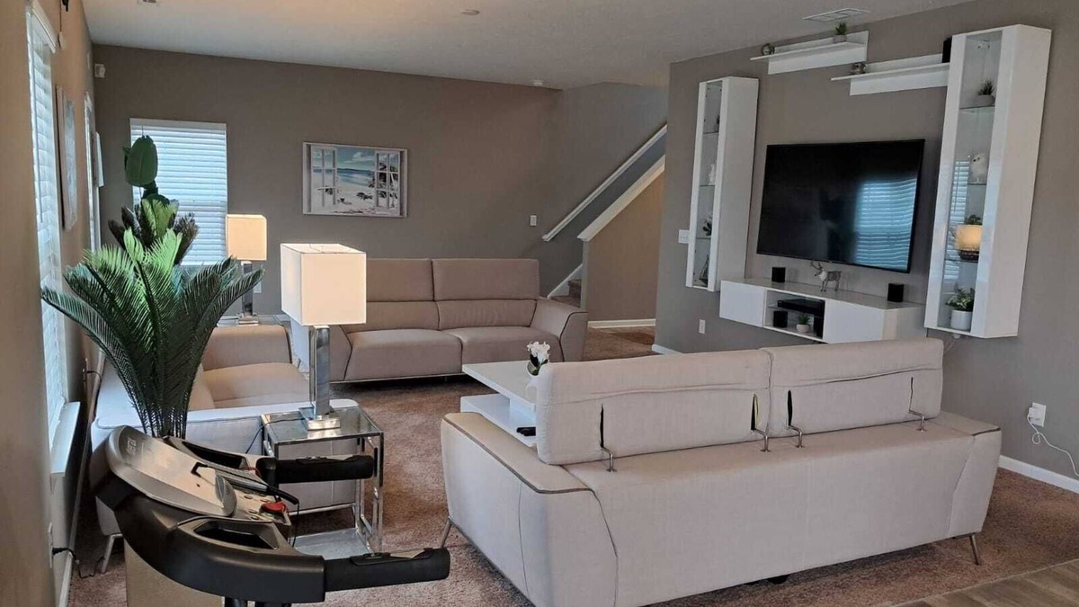 Plainfield House | Charming 4-bedroom house with AC, fitness room, WiFi in Plainfield