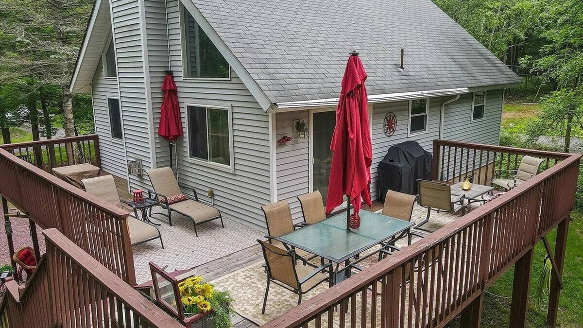 Briar Crest Woods Boat Rental | Charming 4-Bedroom House with WiFi, AC & Hot Tub in Tranquil Blakeslee - Poconos