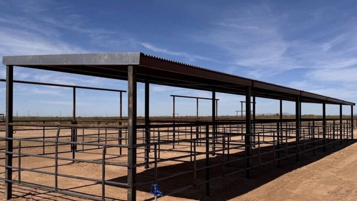 Wittmann House | Charming 4-bedroom house in Wittmann with up to 4 Stalls for your horses.