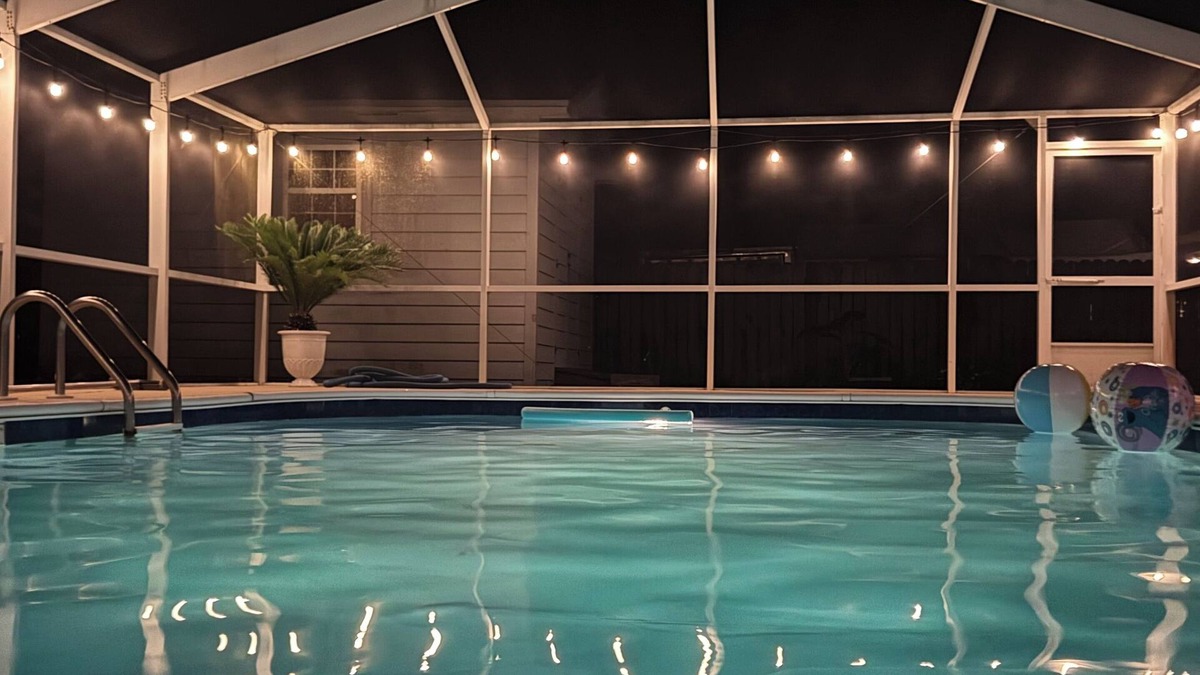 Navarre House | Charming 4-bedroom house in Navarre Fl saltwater enclosed heated pool sleeps 12