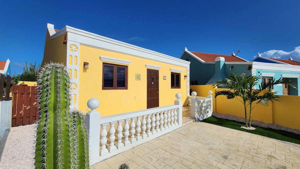 Calbas Plaza Residences House | Charming 4-bedroom house with WiFi and AC in pleasant Noord
