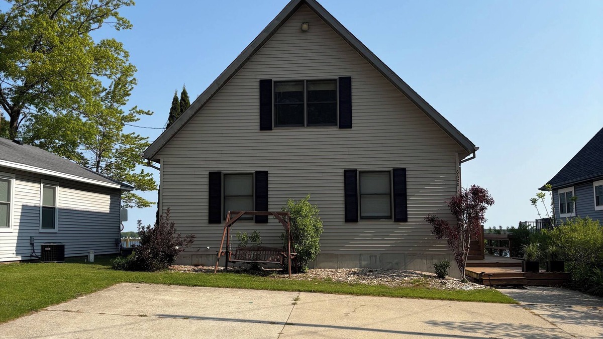 Lake City Cottage | Charming 4-bedroom lakefront cottage in Lake City on beautiful Lake Missaukee