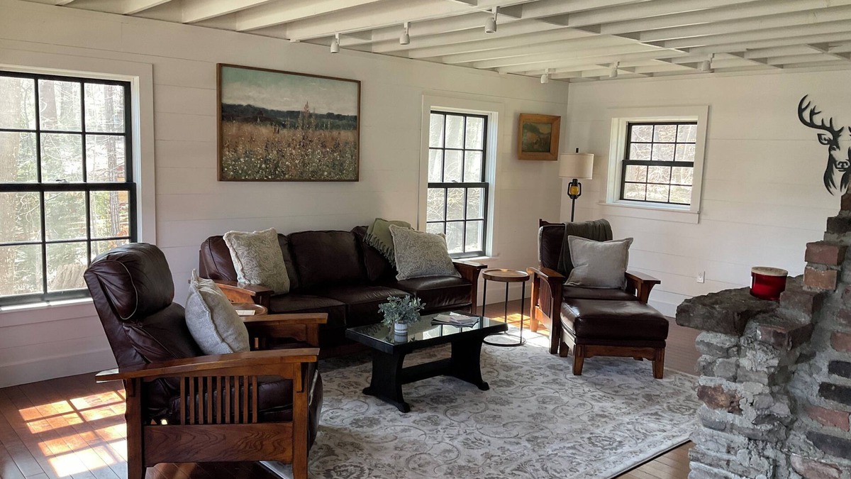 Salisbury House | “Charming 4 Bedroom Lakefront Farmhouse: Breathtaking Views & Relaxing Retreat"