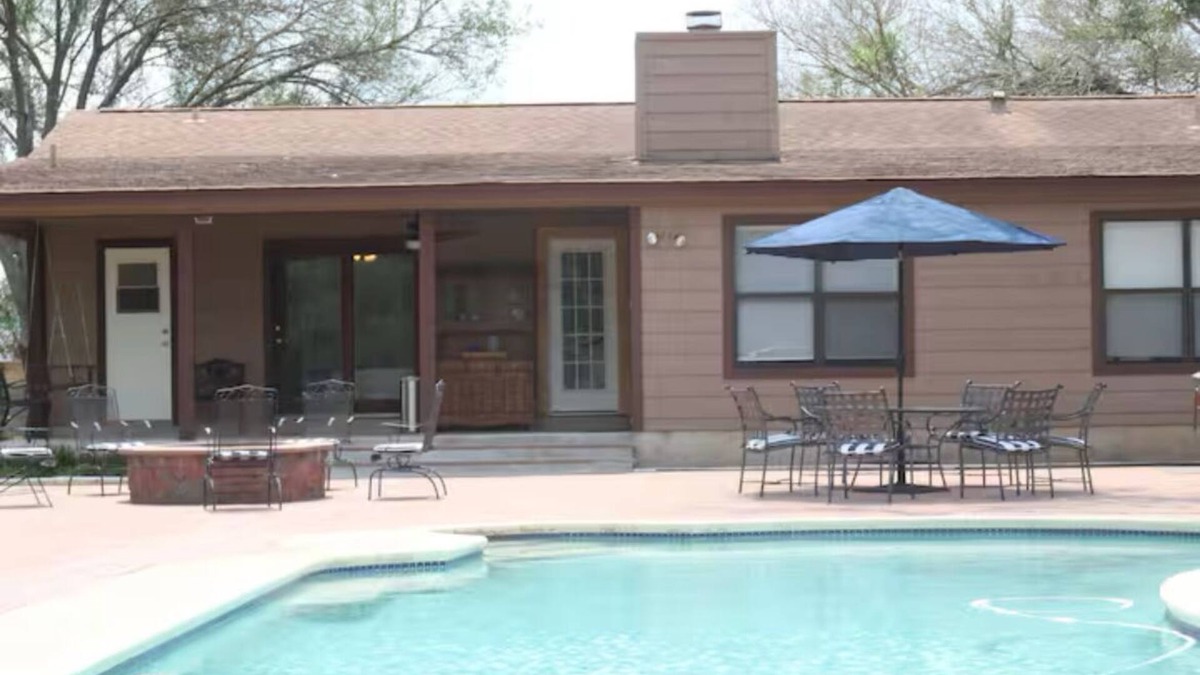 Buda House | Charming 4-Bedroom retreat with Expansive Pool & Firepit Space
