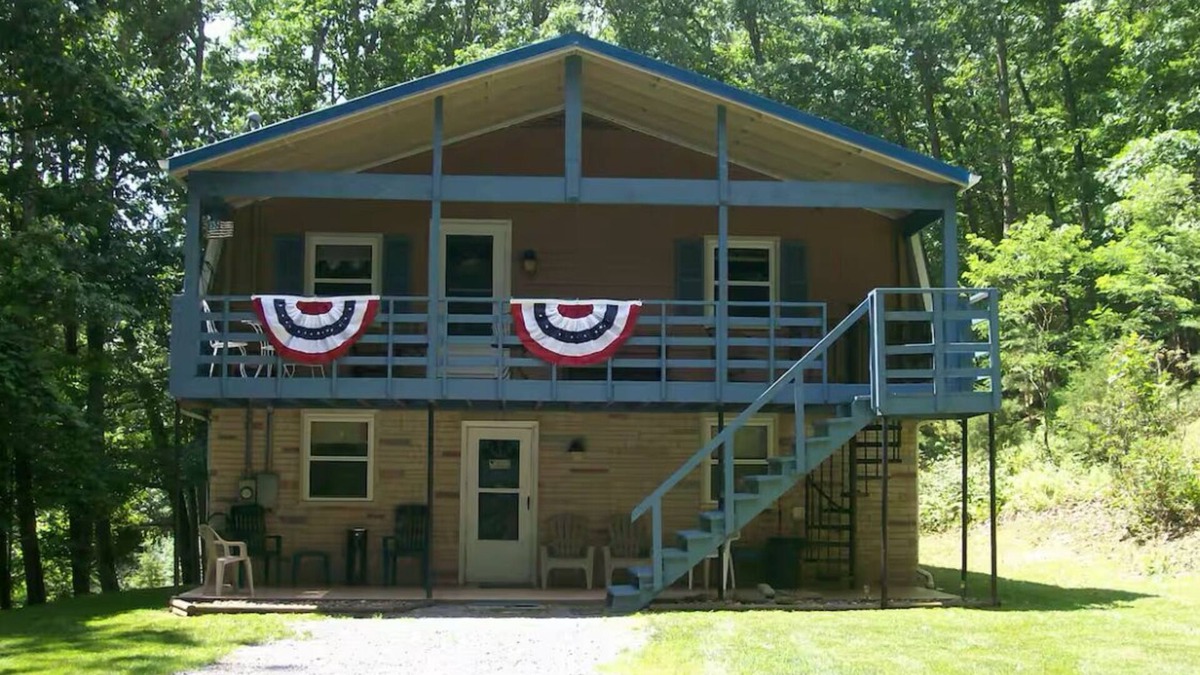 Upper Tract Cabin | Charming 4-bedroom cabin with HOTTUB in peaceful Upper Tract with WiFi, AC