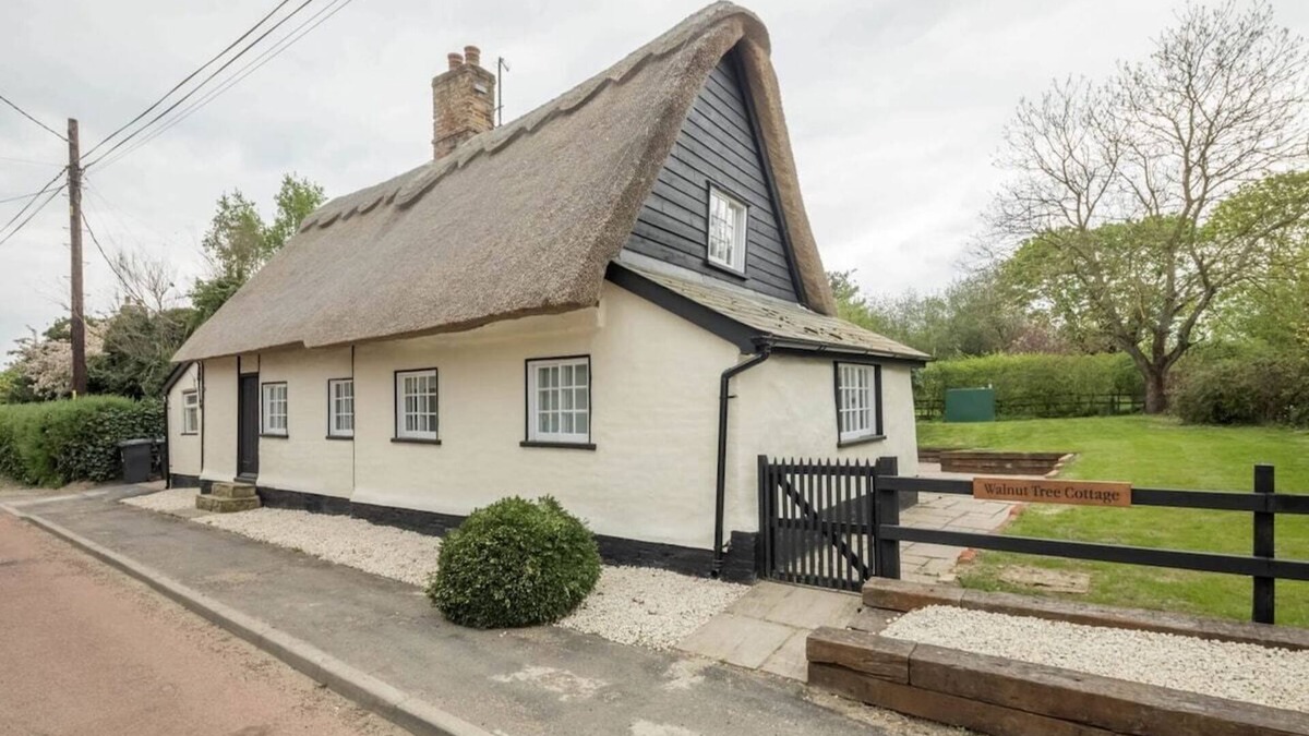 Knapwell Cottage | Charming 4 Bedroom Walnut Tree Cottage in Knapwell