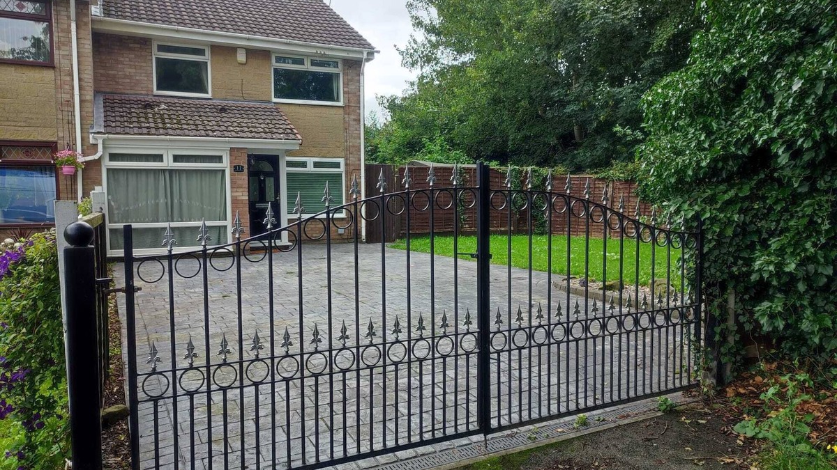 Wythenshawe House | Charming 4 bedrooms house- garden- fenced parking