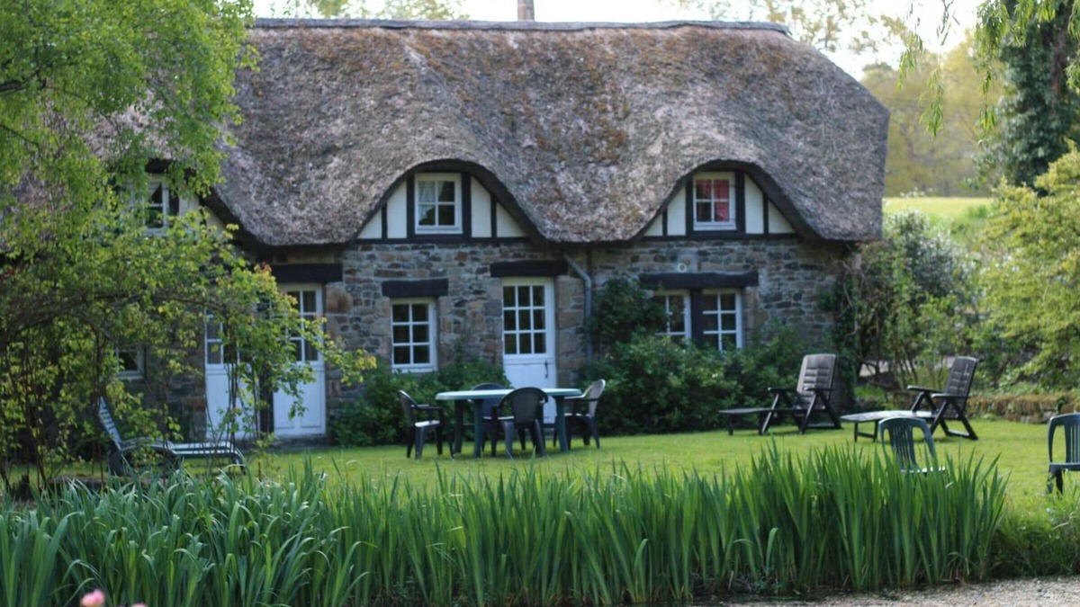 Jullouville Cottage | Charming 4-Person Cottage with Thatch Roof, Fireplace, Near Pond, Pet-Friendly