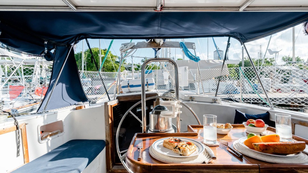 Isla Mujeres Boat Rental | Charming 4-Person Boat Accommodation, 2BR/2BTH