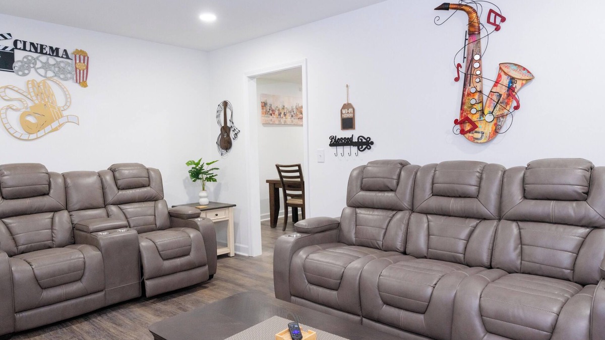Winston - Salem House | Charming 4bed/3bath with Pool Table -2King/3Queen Beds