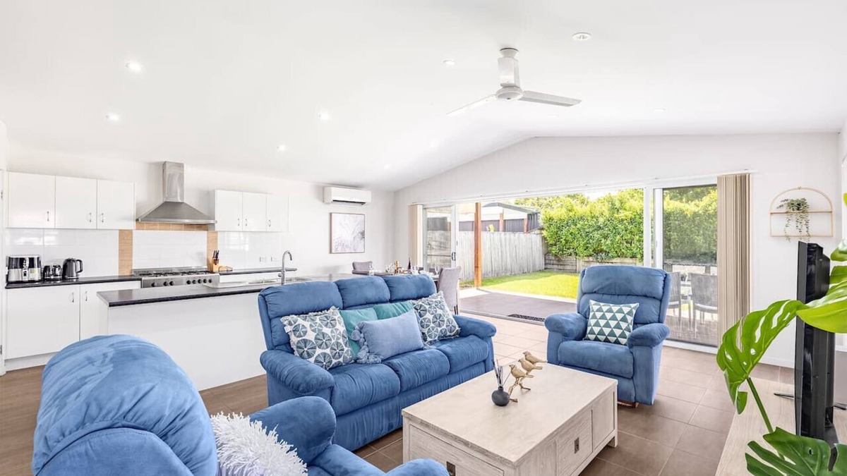 Wynnum House | Charming 4Bedroom Home Near TrainStation & Beaches